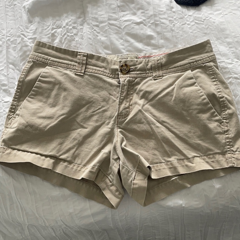 Old Navy kaki shorts